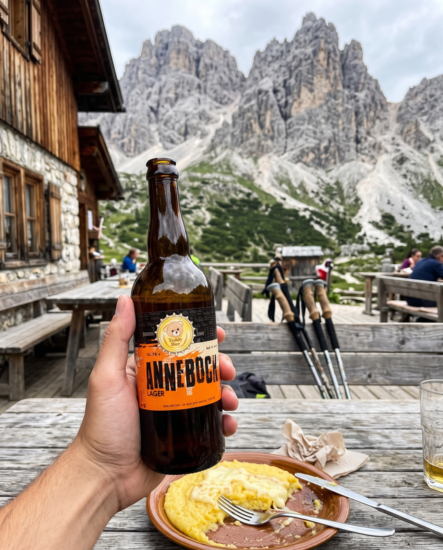 Annebock in mano davanti a un rifugio sulle Dolomiti