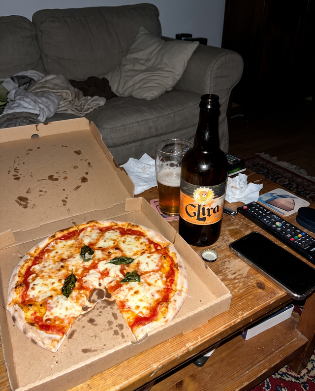 Pizza e Glira sul tavolino di casa