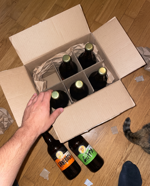 Box TeddyBier appena aperta sul pavimento di casa