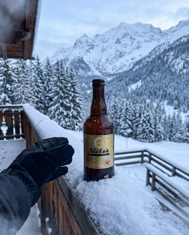 Nicloò nella neve sul balcone di uno chalet